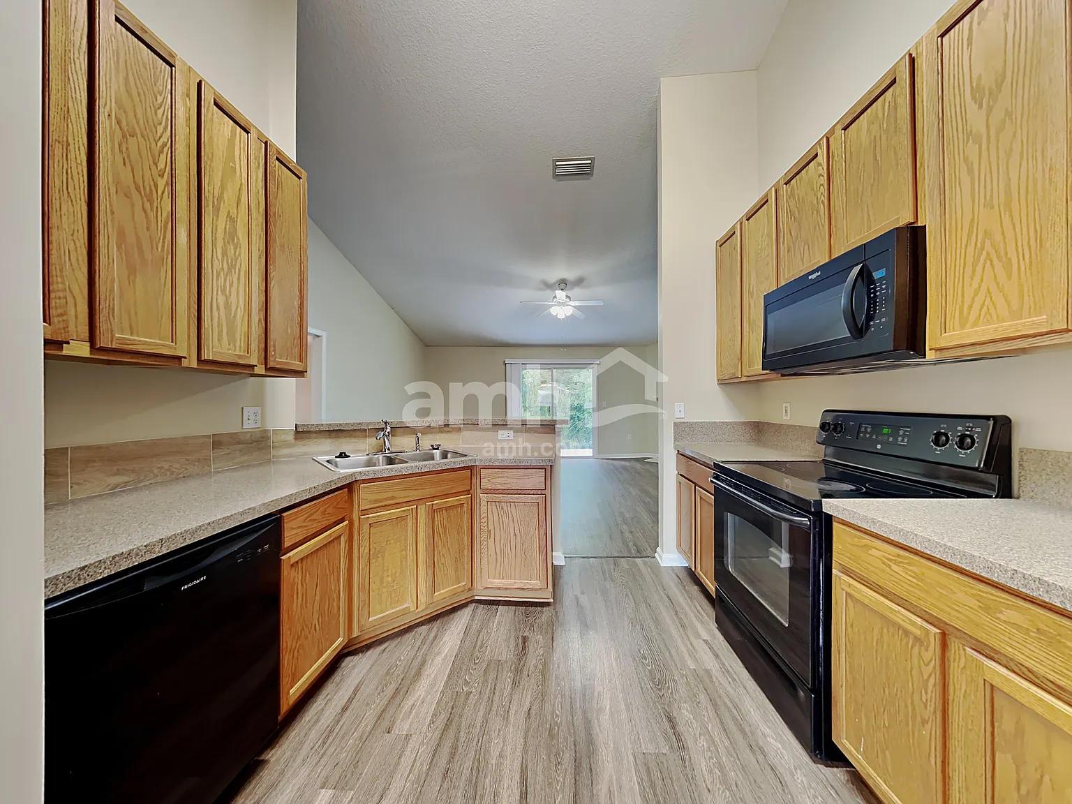 3 bed, 2.0 bath, 1806 sqft, $2,030 — Photo 3