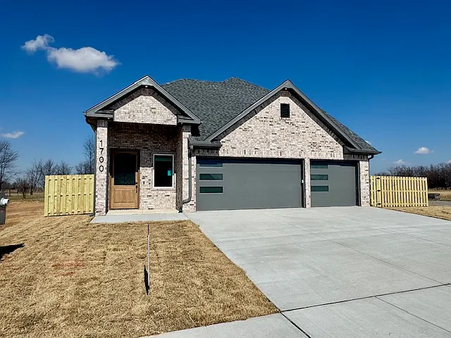 1700 Jensen Ave — Photo 2