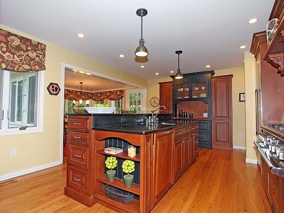 4th image of 158 Long Hill Dr