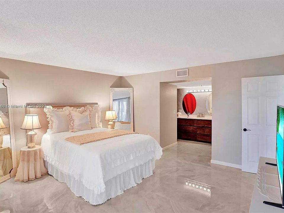 LARGE BEDROOM.