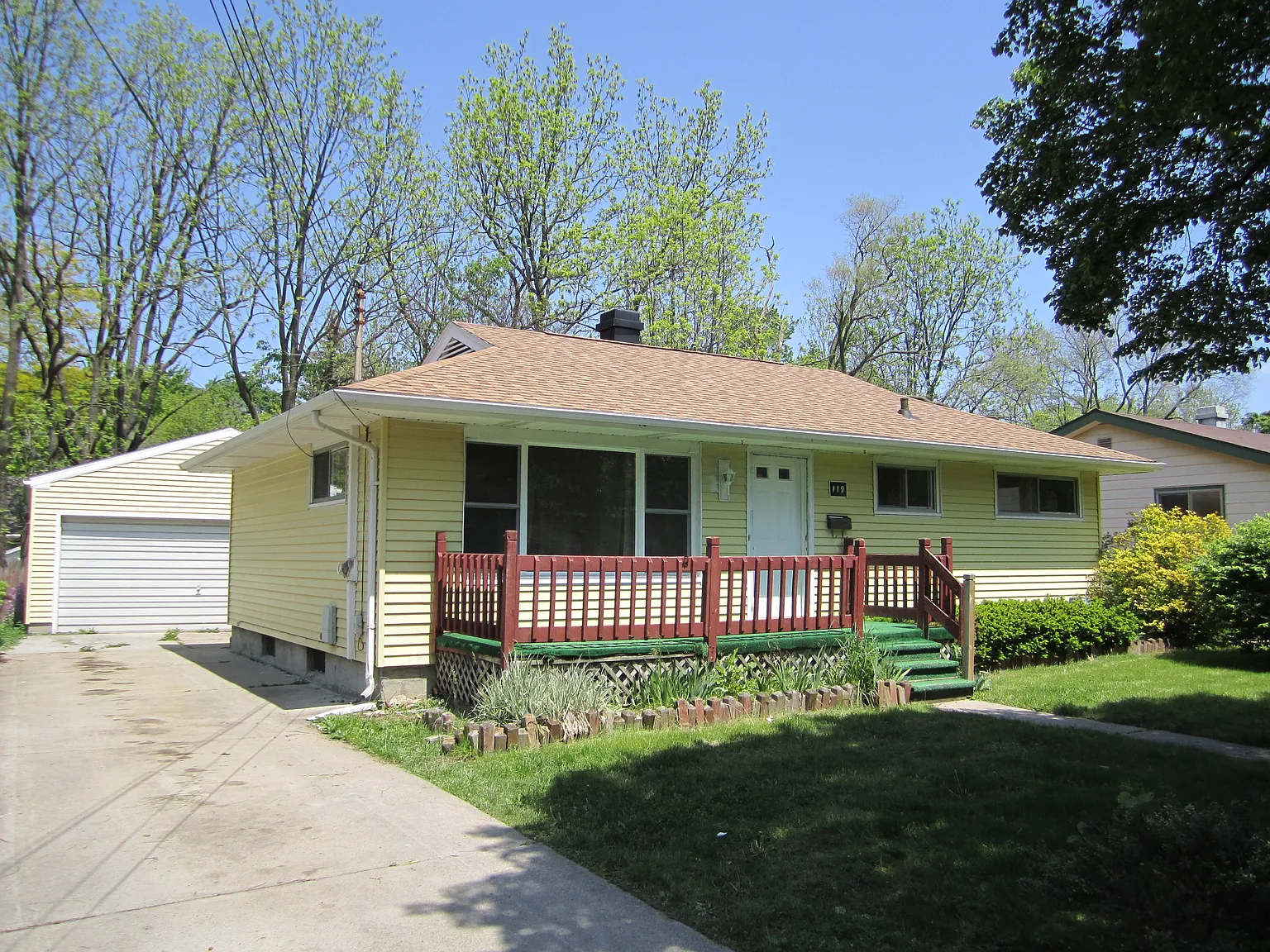3 bed, 1.0 bath, 912 sqft, $1,200 — Photo 1