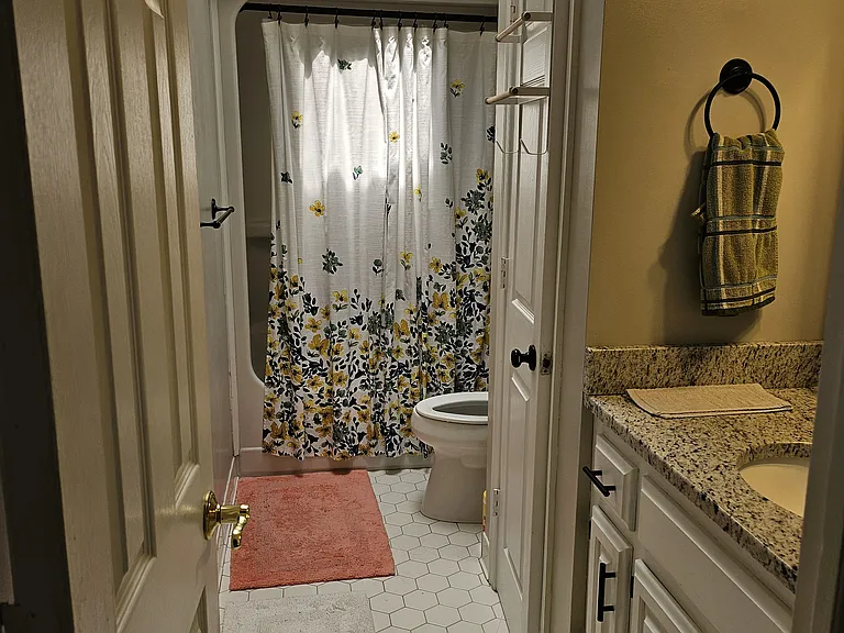 2747 Linden Ln — Photo 6