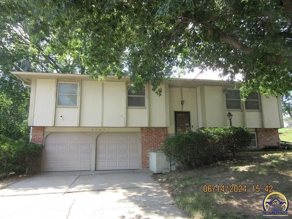 2723 SW Tutbury Town Rd, Topeka, KS 66614