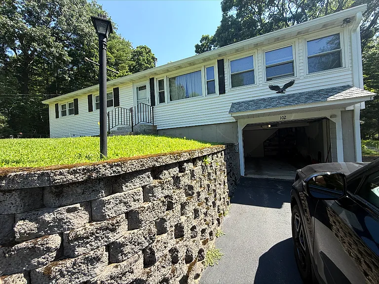 102 Garland Dr — Photo 1