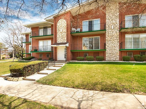 3rd image of 9605 S Komensky Ave APT 102