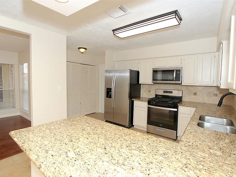 2731 Colony Dr — Photo 7