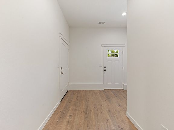 5th image of 210 NE Ford St