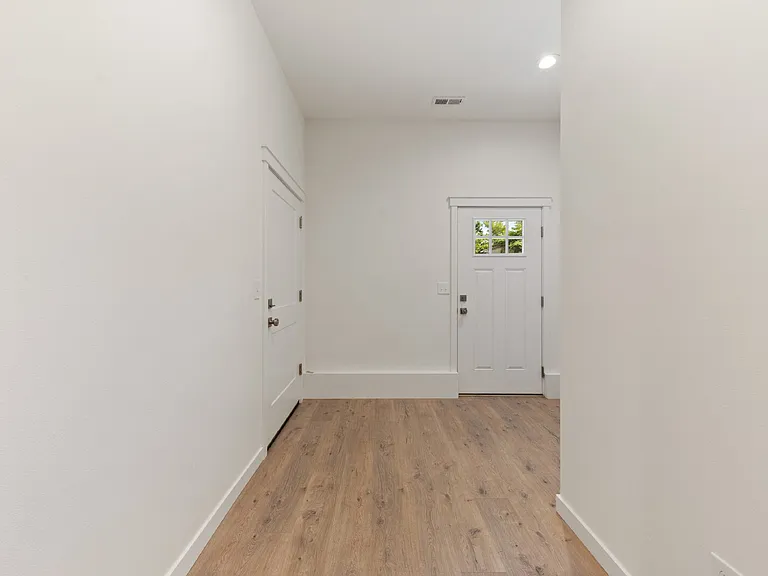 210 NE Ford St — Photo 5