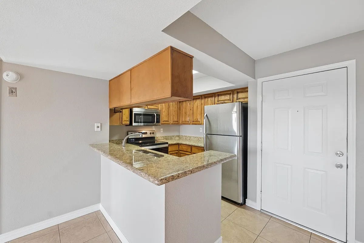 Building Photo - 540 N May St #3122