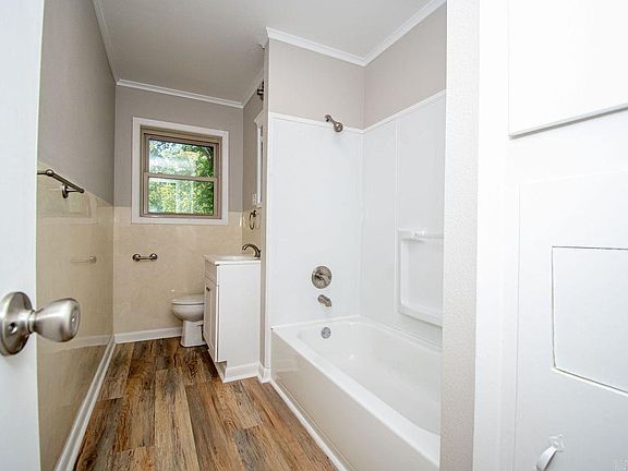 3rd image of 1610 Parkway Dr