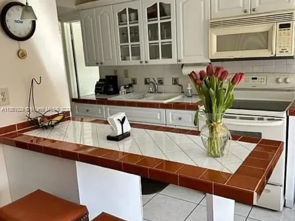 9300 W Flagler St APT 220A, Miami, FL 33174