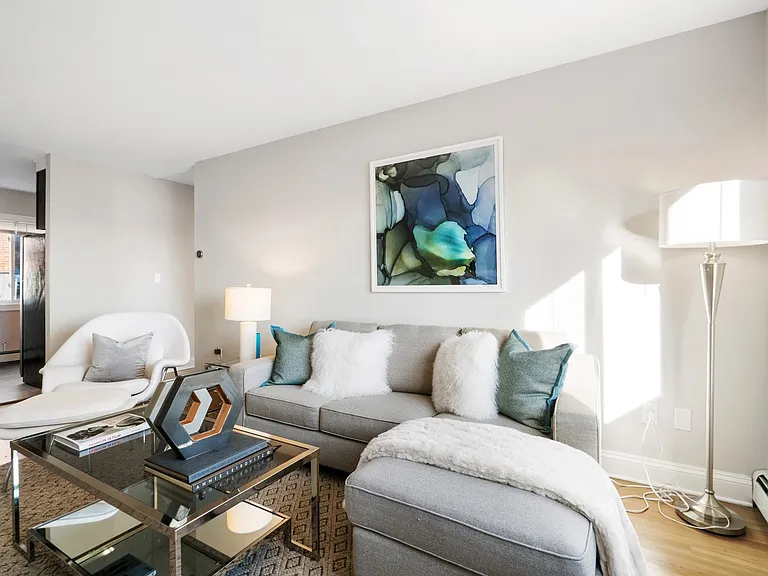 21 Clinton Ave — Photo 4