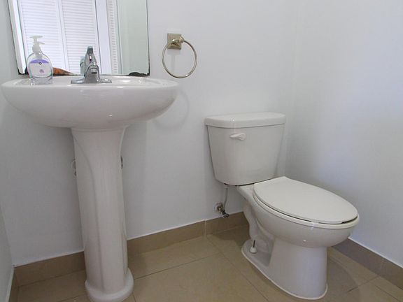 5th image of 909 SW 14th Ave #4