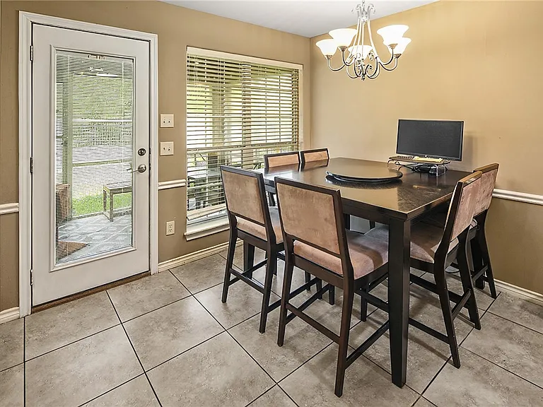 335 Robelmont Dr — Photo 9