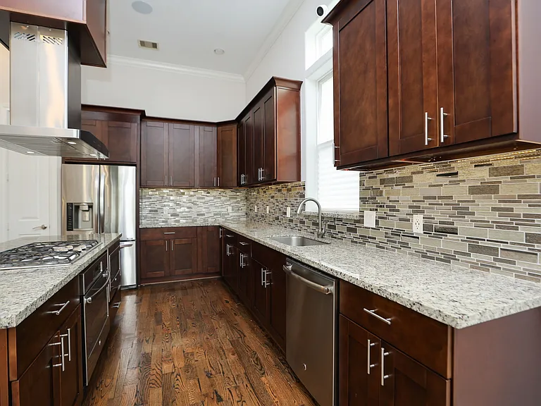2212 Stuart St — Photo 17