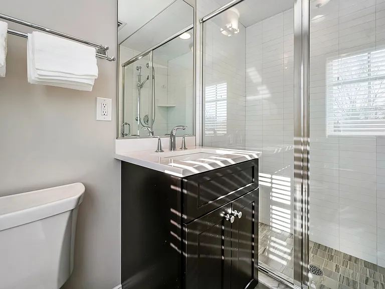 Full Bath on 3rd Flr