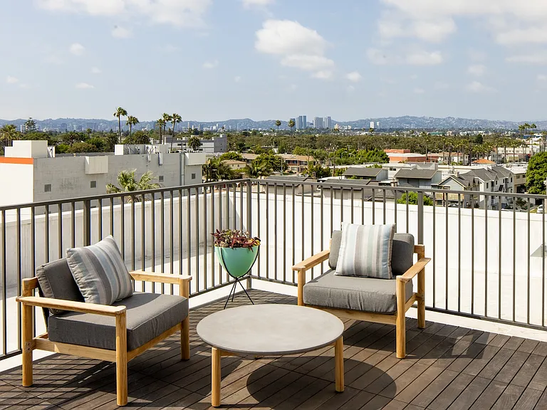 Frame Mar Vista — Photo 2