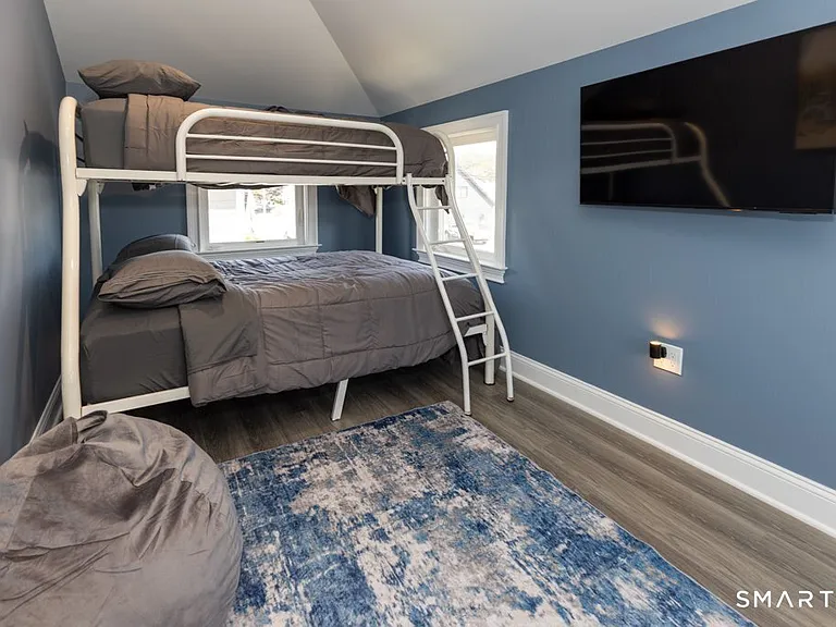 57 Swan Ave — Photo 32