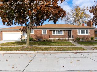 8153 Racine Rd, Warren, MI 48093