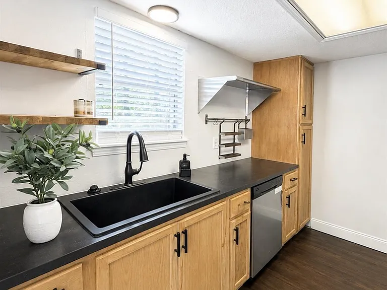 18210 Almonte Ln — Photo 8