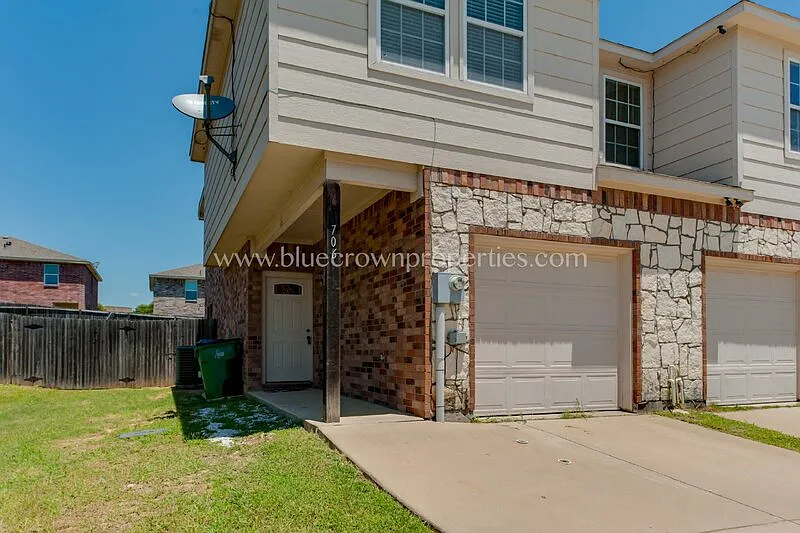 3 bed, 2.5 bath, 1437 sqft, $1,475 — Photo 3