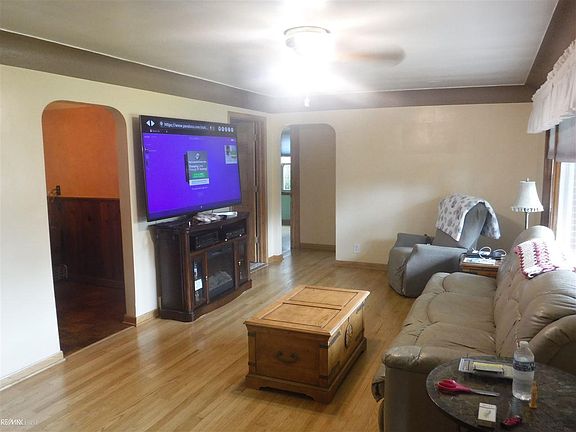 3rd image of 25275 Eureka Dr