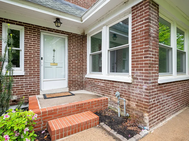 1406 Lovering Ave — Photo 3