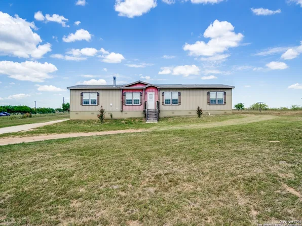 252 COUNTY ROAD 302, Floresville, TX 78114