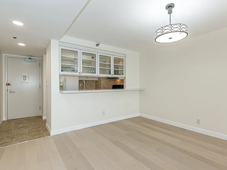 88 Cuttermill Rd #418 — Photo 9