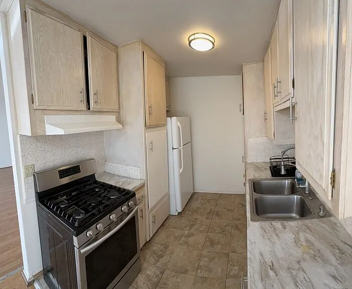 14218 Sylvan St #4 — Photo 2