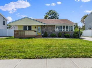 17 Normandy Dr, Bethpage, NY 11714