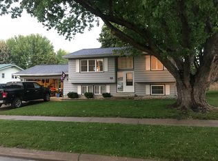 913 Oak Ln, Storm Lake, IA 50588