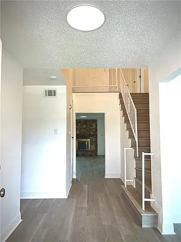 4 bed, 2.5 bath, 2600 sqft, $2,800 — Photo 2