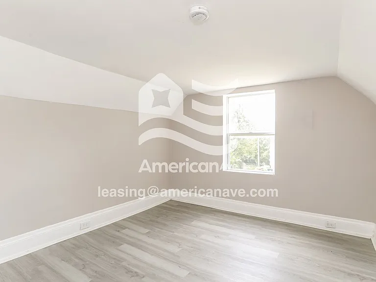 216295_009_bedroom_10.jpg