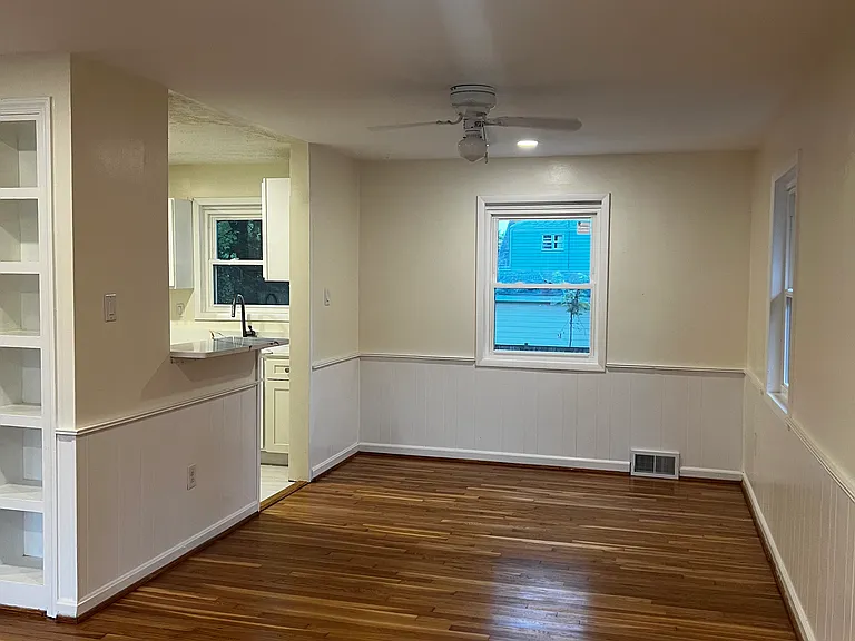 2404 Darrow St — Photo 4