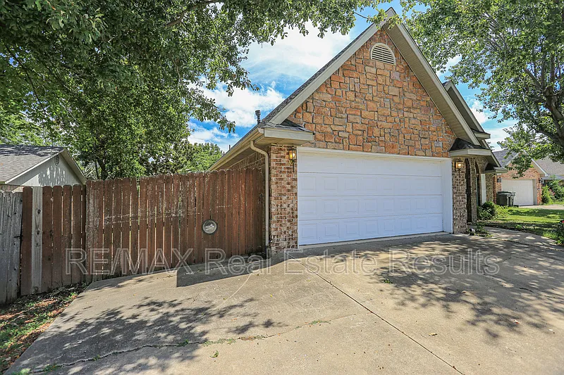 3 bed, 2.0 bath, 1802 sqft, $2,000 — Photo 4