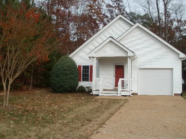 301 Baywalk Dr, Kilmarnock, VA 22482