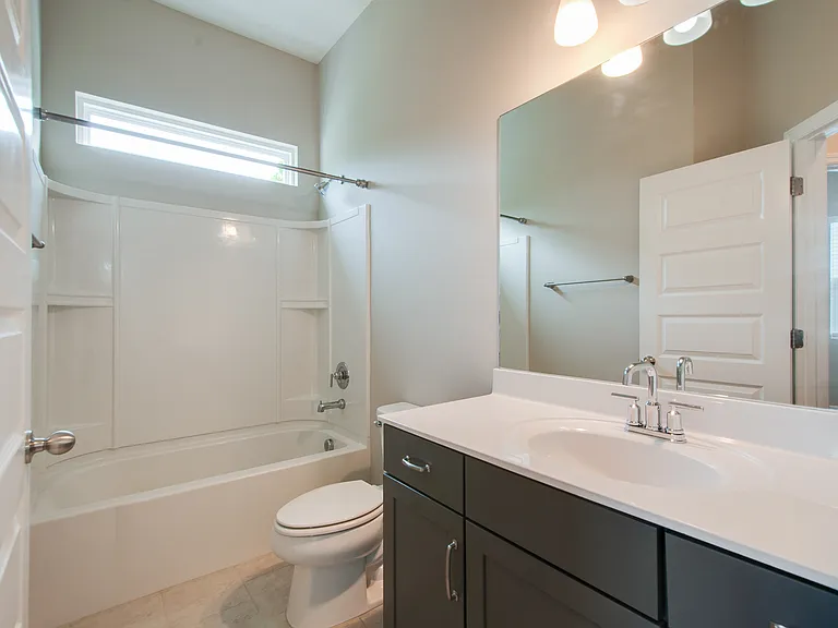 Hallway bath for bedrooms 2 and 3