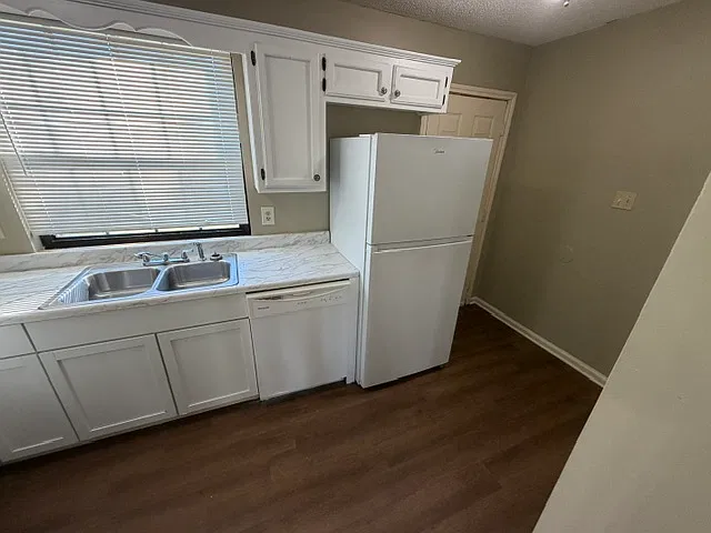 2 bed, 1.5 bath, 1150 sqft, $1,050 — Photo 2