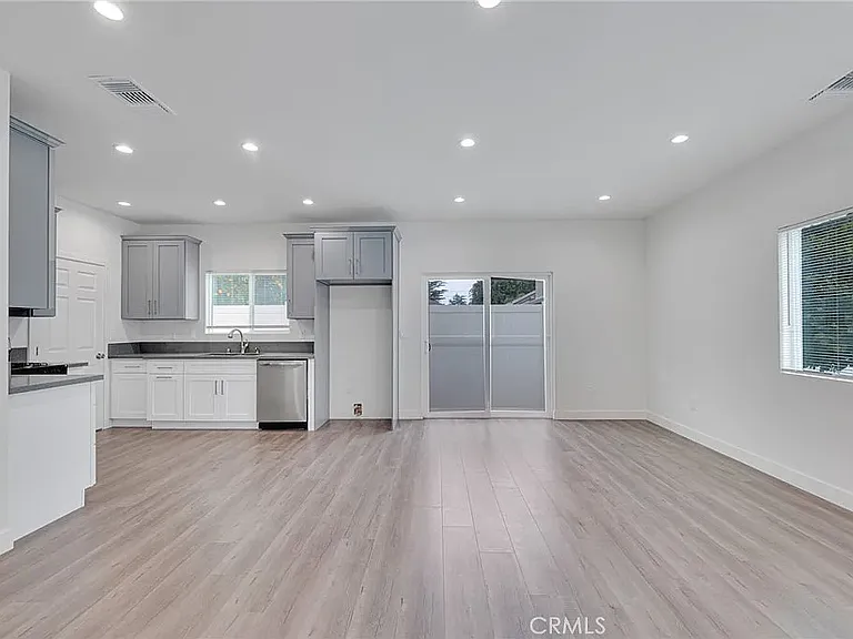6744 Radford Ave — Photo 9