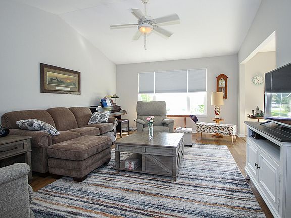 3rd image of 817 Daisy Cir NE