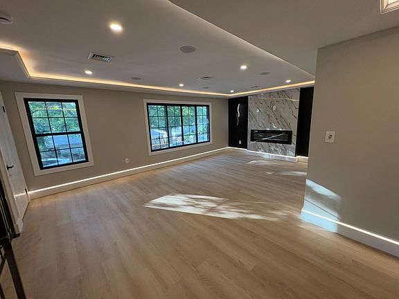 4th image of 14631 222nd St Floor 2