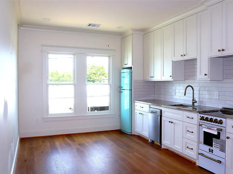 1836 Cortlandt St — Photo 5