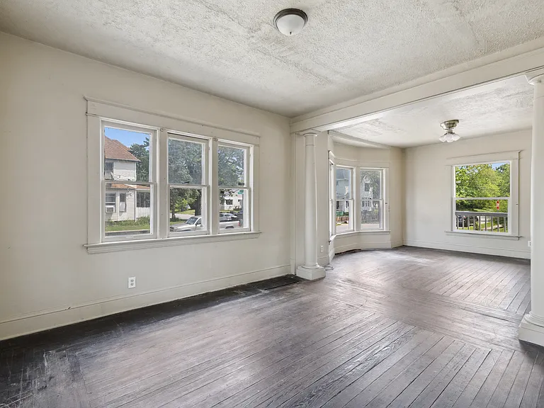 135 E Bowman St — Photo 12