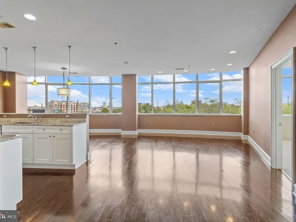 201 N 8th St APT 502, Philadelphia, PA 19106