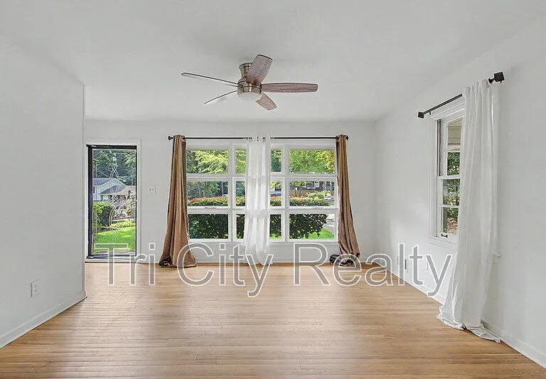 212 Hilltop Dr — Photo 12