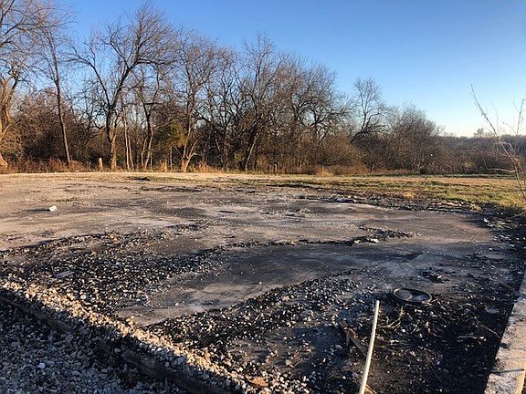 3rd image of 806 Southwest Blvd