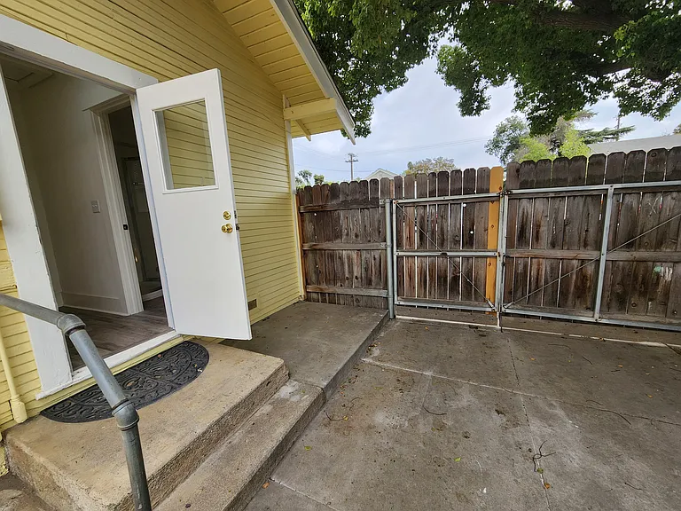 401 N Cherry St — Photo 57