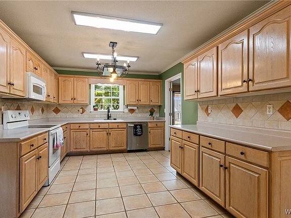 5th image of 2636 Englewood Dr
