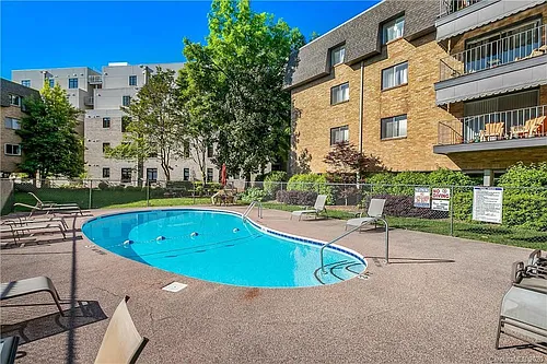 1323 Queens Rd Photo 1
